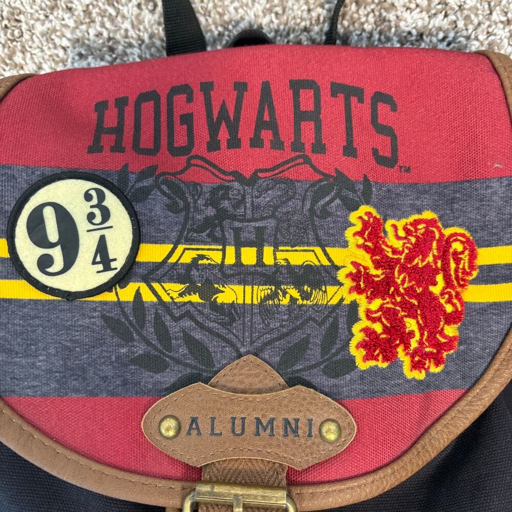 Harry Potter Hogwarts Alumni Gryffindor Backpack 9 3/4 Varsity 2018 - Picture 8 of 16